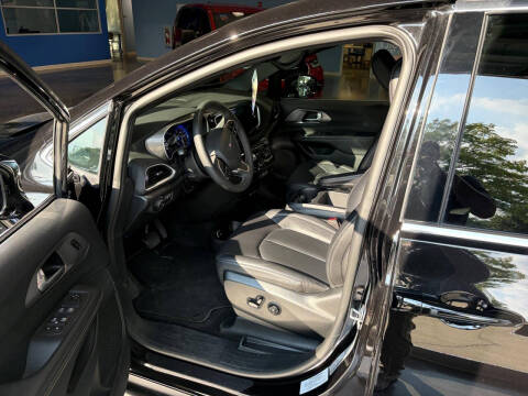 2025 Chrysler Pacifica Select