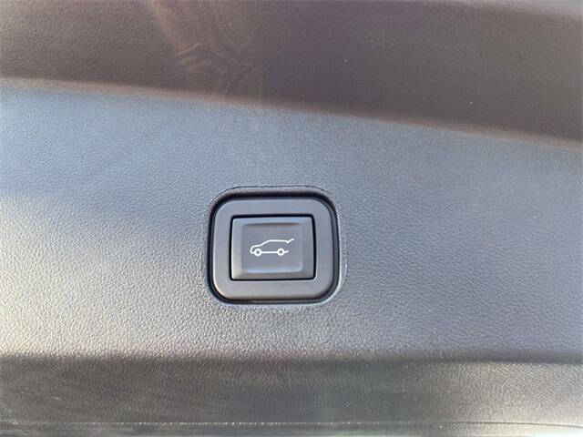 2024 Cadillac LYRIQ Luxury 2