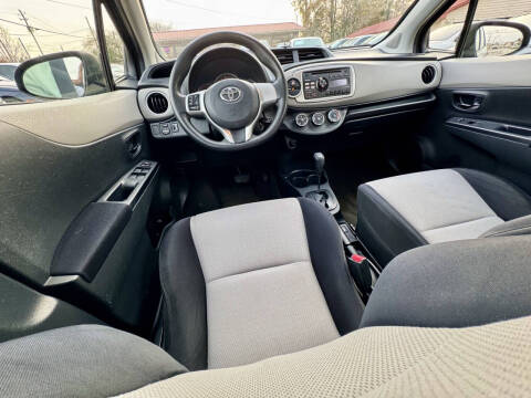 2013 Toyota Yaris 5-Door LE