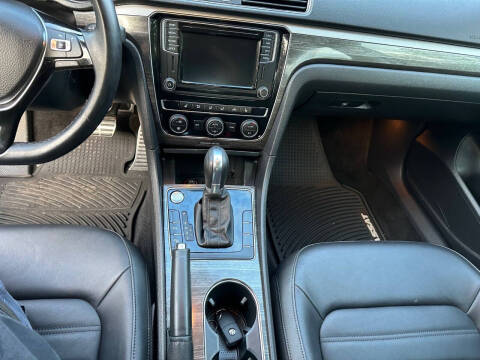 2017 Volkswagen Passat 1.8T SEL Premium