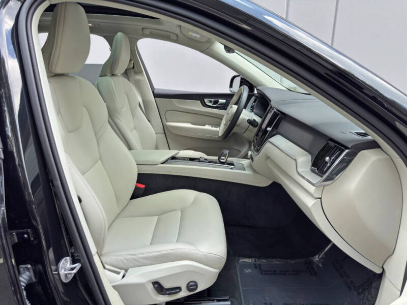 2025 Volvo XC60 T8 Plus Dark Theme
