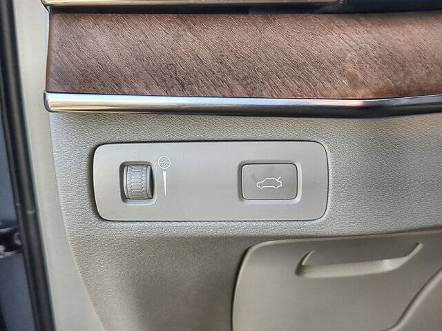 2022 Volvo XC90 T6 Momentum 6-Passenger