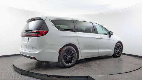 2023 Chrysler Pacifica Plug-In Hybrid Limited