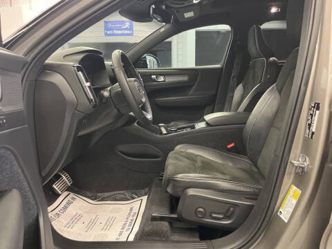 2022 Volvo XC40 T5 R-Design