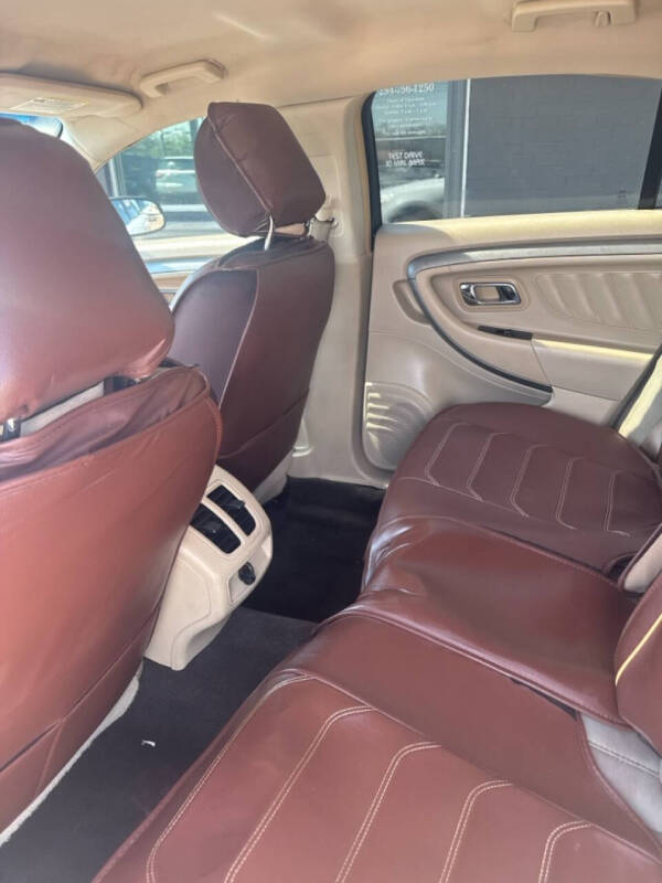 2014 Ford Taurus SE