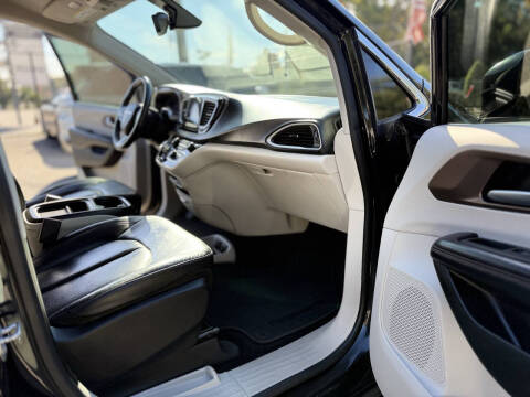 2017 Chrysler Pacifica Touring-L