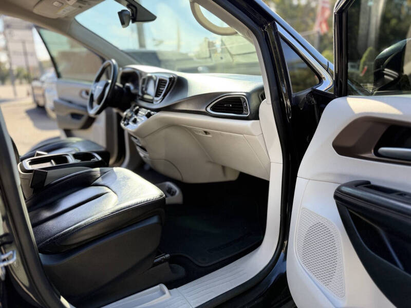 2017 Chrysler Pacifica Touring-L