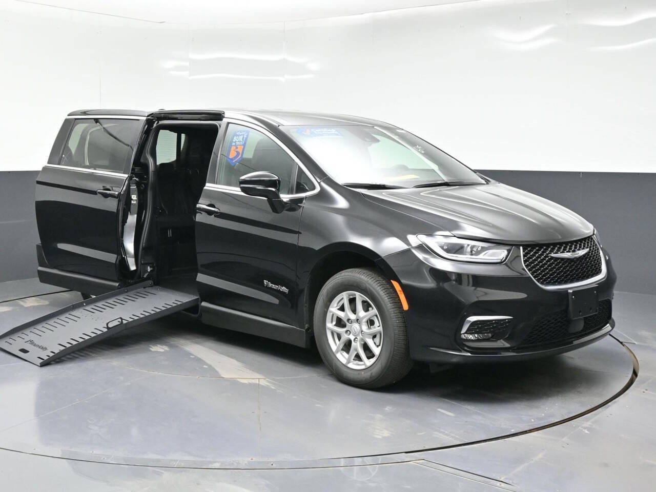 Diamond Black Crystal Pearlcoat 2025 Chrysler Pacifica Select Select 4dr Mini-Van 2