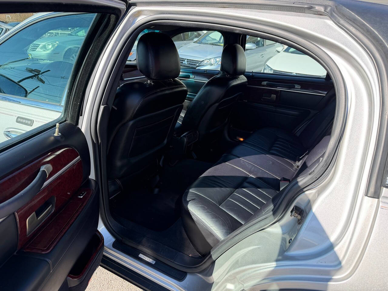 2005 Lincoln Town Car 11
