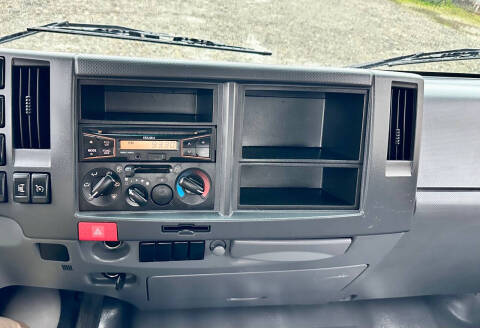 2015 Isuzu NRR  23' Flatbed + Lift Gate