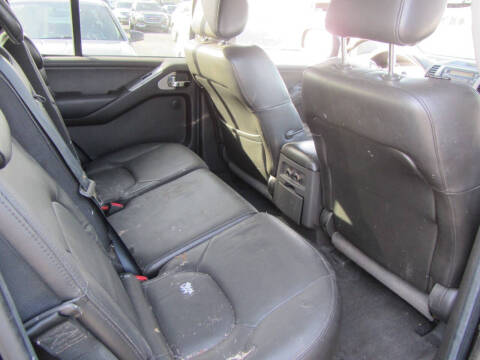 2005 Nissan Pathfinder LE