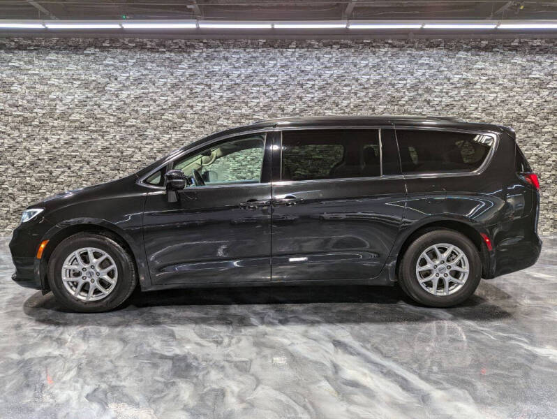 Used 2022 Chrysler Pacifica Touring L with VIN 2C4RC1BG0NR128962 for sale in Detroit, MI