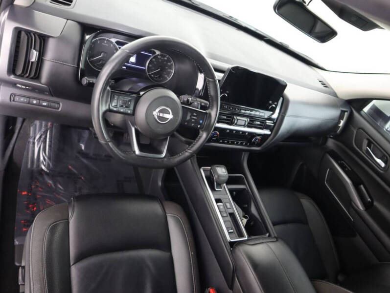 2024 Nissan Pathfinder SL