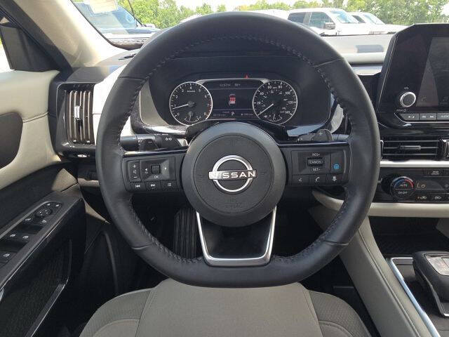 2023 Nissan Pathfinder SV