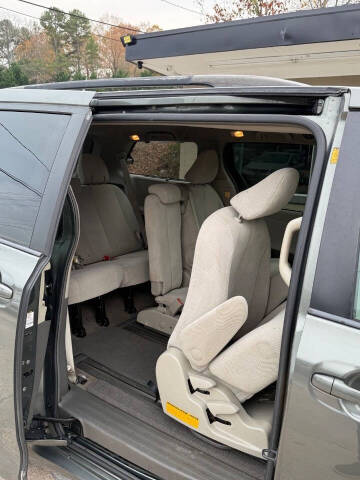 2012 Toyota Sienna LE 7-Passenger Auto Access Seat