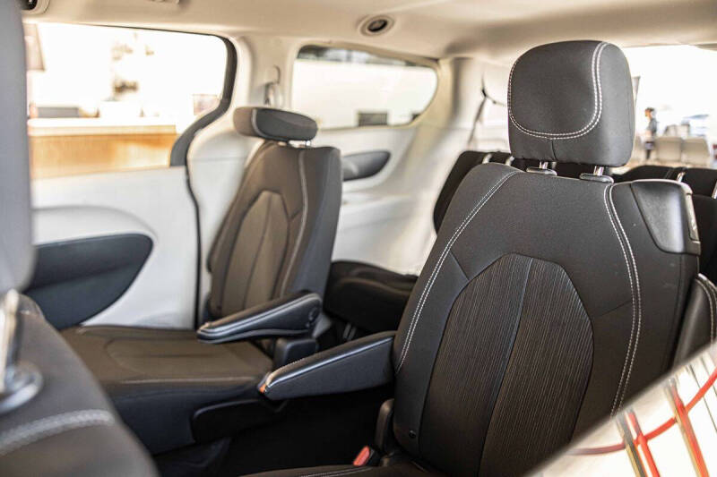 2022 Chrysler Voyager LX