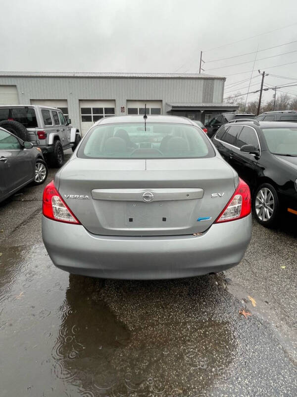 Nissan Versa's photo