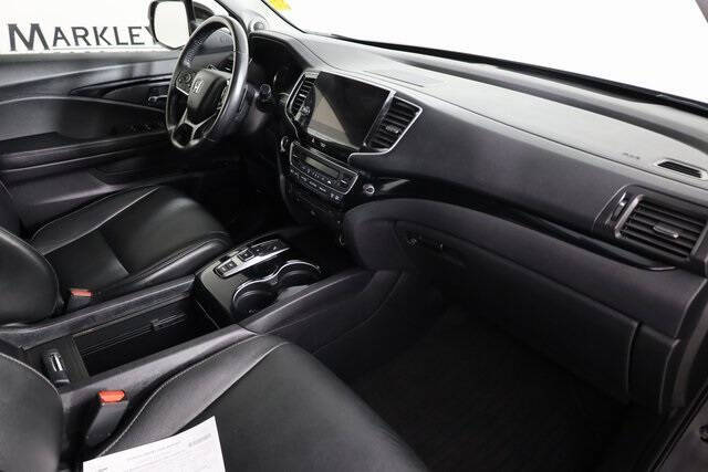 2019 Honda Pilot Touring w/Rear Captain's Chairs