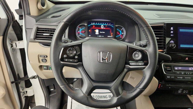 2022 Honda Pilot Touring w/Rear Captain's Chairs