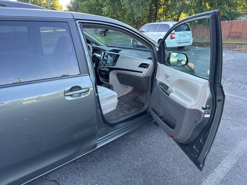 2013 Toyota Sienna LE 8-Passenger
