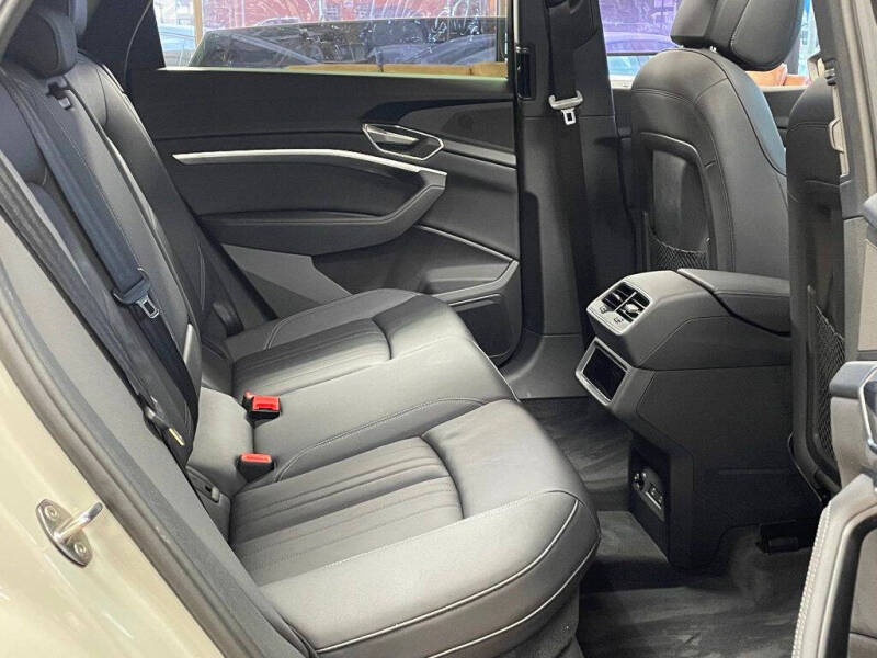 2022 Audi e-tron quattro Premium