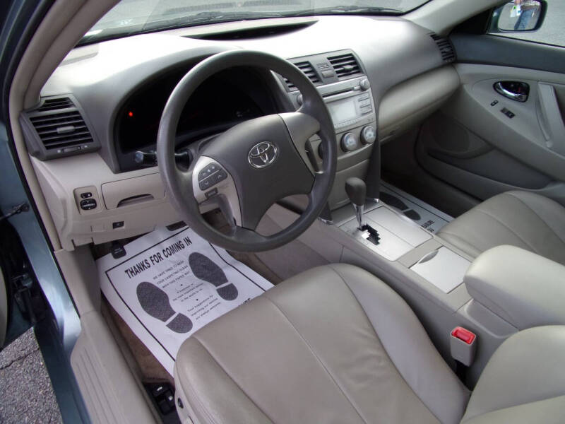 2010 Toyota Camry LE photo 11