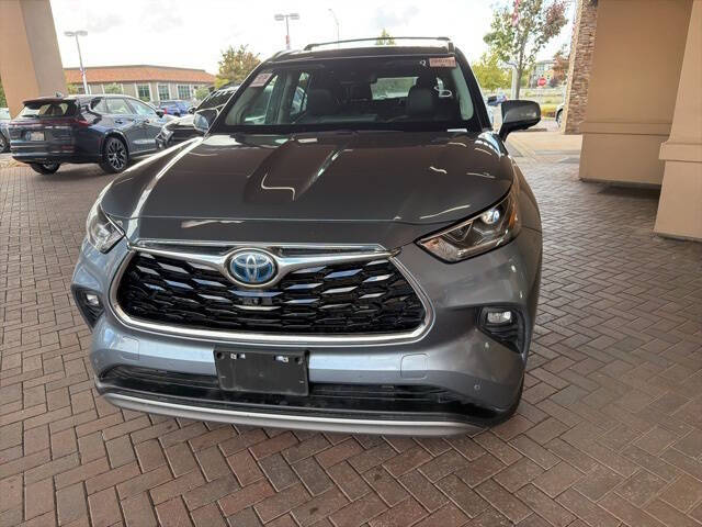 2023 Toyota Highlander Hybrid Platinum