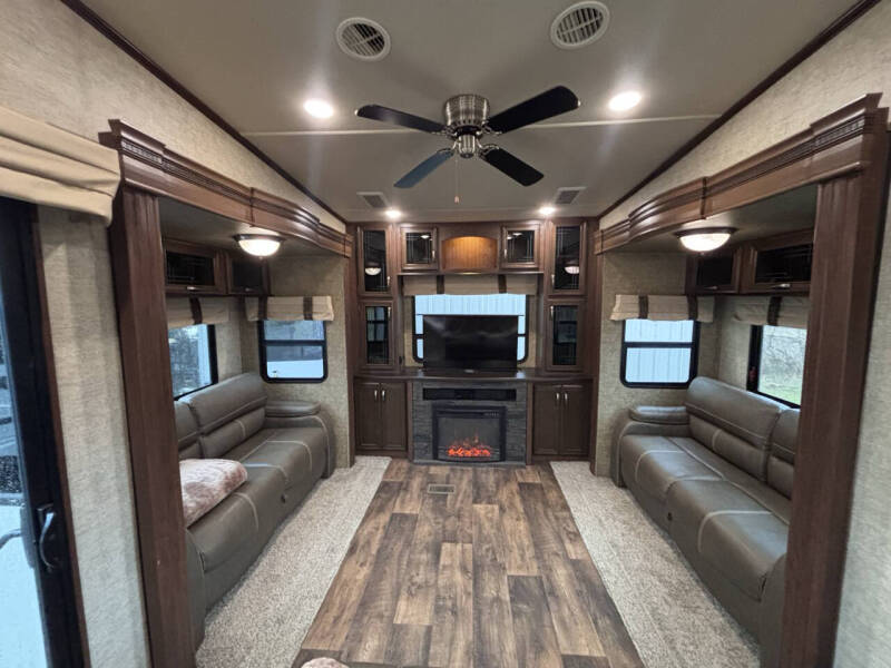 2017 Forest River Sandpiper 389RD