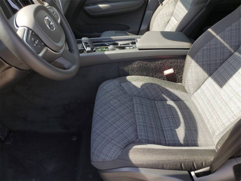 2025 Volvo XC60 B5 Core Dark Theme