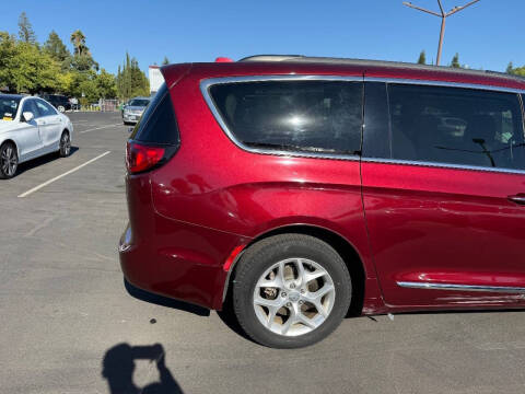 2017 Chrysler Pacifica Touring-L