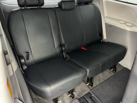 2013 Toyota Sienna SE 8-Passenger