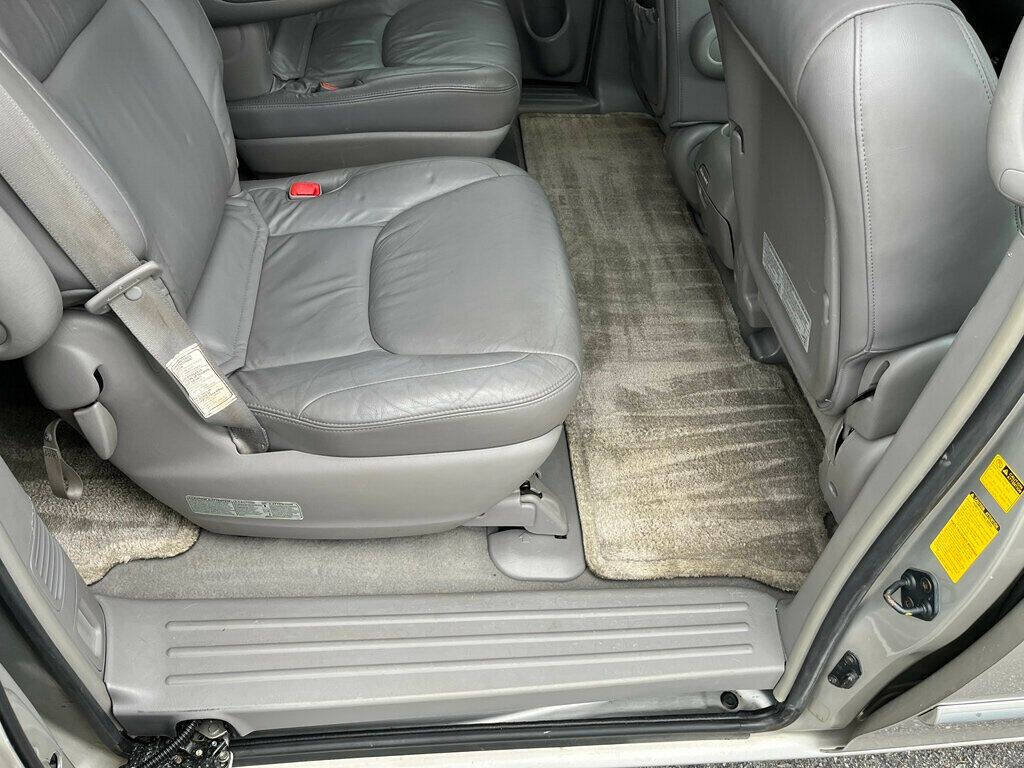 2004 Toyota Sienna 48
