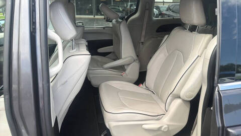 2017 Chrysler Pacifica Hybrid Platinum