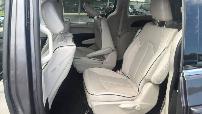 2017 Chrysler Pacifica Hybrid Platinum