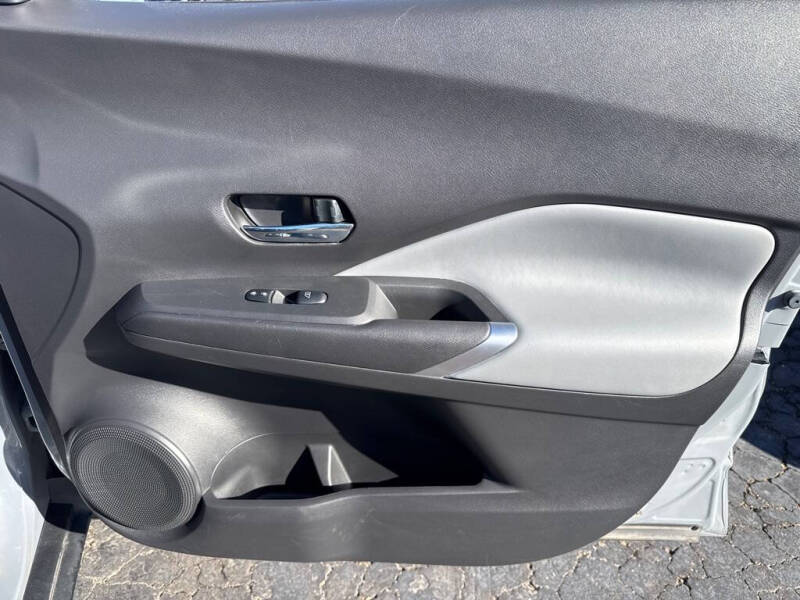 2022 Nissan Kicks SR