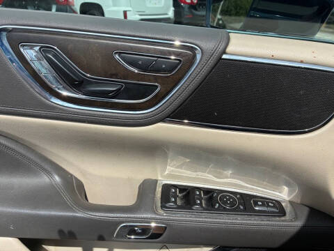 2017 Lincoln Continental Premiere