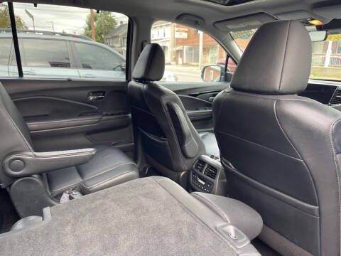 2022 Honda Pilot Touring w/Rear Captain's Chairs