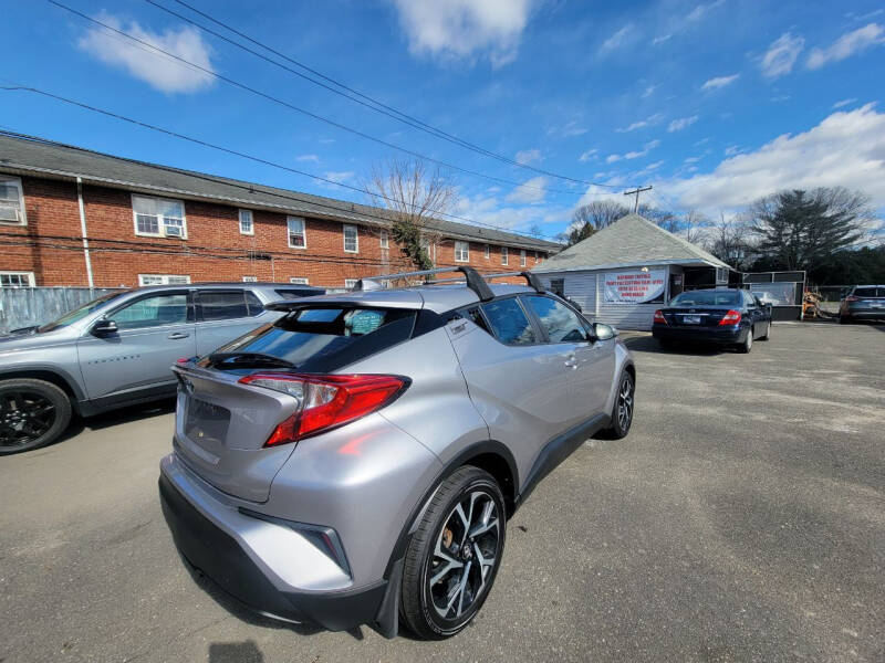 2018 Toyota C-HR XLE Premium photo 9