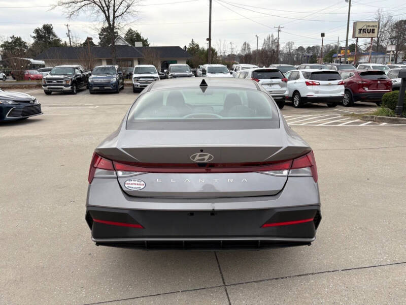2024 Hyundai Elantra SE