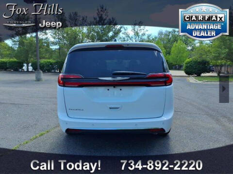 2026 Chrysler Pacifica Select