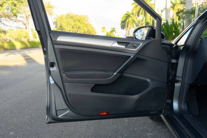 2017 Volkswagen Golf TSI S