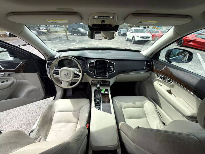 2016 Volvo XC90 T6 Momentum