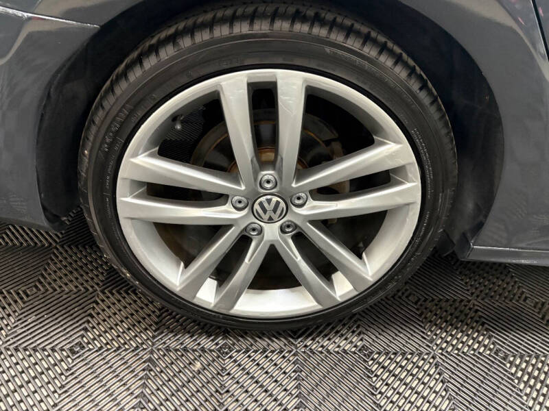 2017 Volkswagen Passat 1.8T R-Line