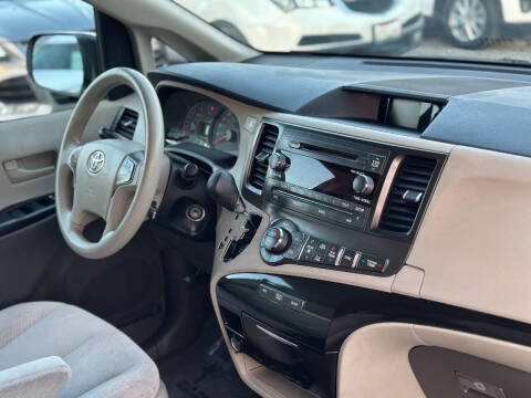 2013 Toyota Sienna LE 8-Passenger