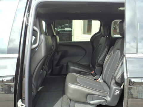 2027 Chrysler Pacifica Select