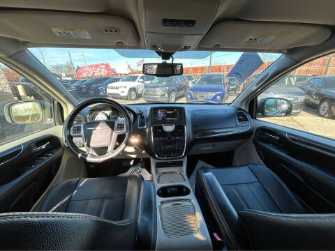 2015 Chrysler Town and Country Touring-L