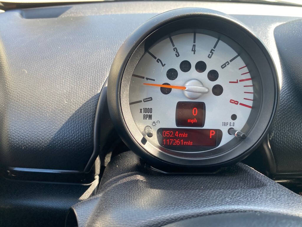 Dk. Gray 2011 MINI Cooper Countryman S S 4dr Crossover 33