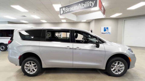 2024 Chrysler Pacifica Touring