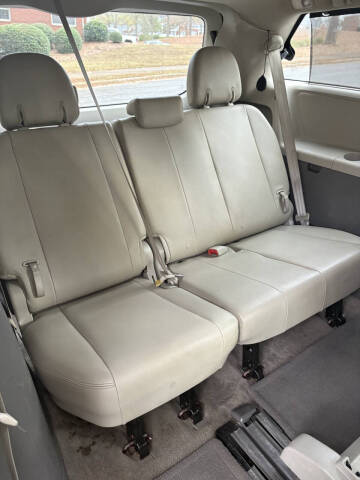 2014 Toyota Sienna XLE 7-Passenger Auto Access Seat