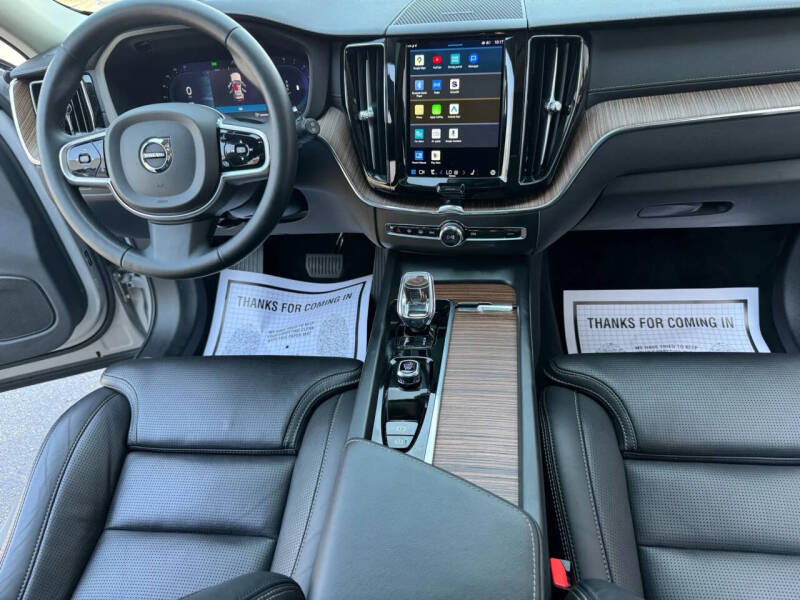 2023 Volvo XC60 B5 Ultimate Bright Theme
